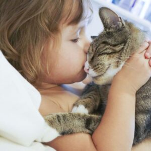 le chat et enfant